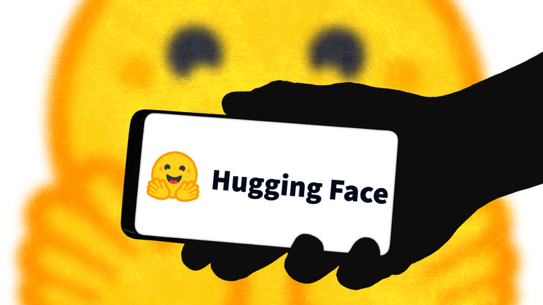 فردی که گوشی هوشمندی با لوگوی Hugging Face را در دست دارد