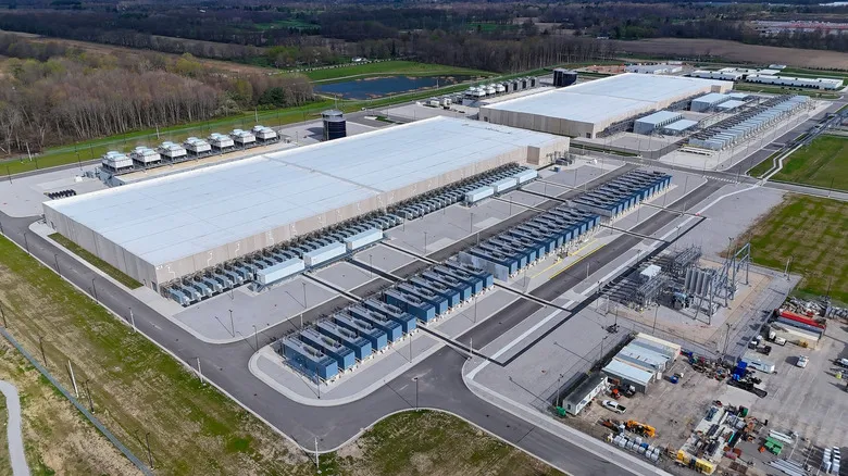 نمای هوایی از یک دیتاسنتر بزرگ.