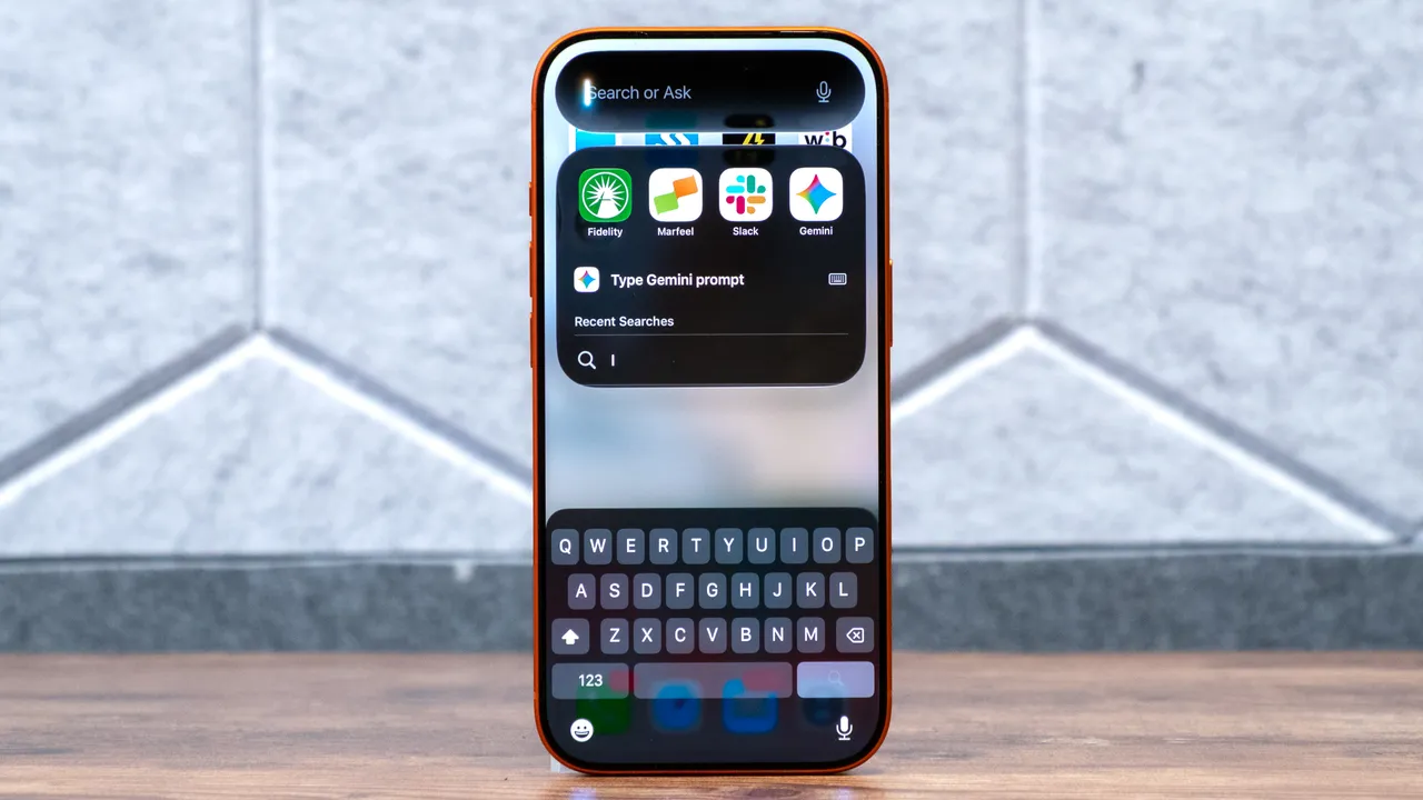 اجرای Siri AI در سیستمعامل iOS 27 روی گوشی iPhone 17 Pro.