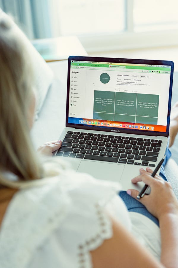 کاتالینا پارکر، بنیانگذار Relatable Nonprofit در حال کار با کامپیوتر