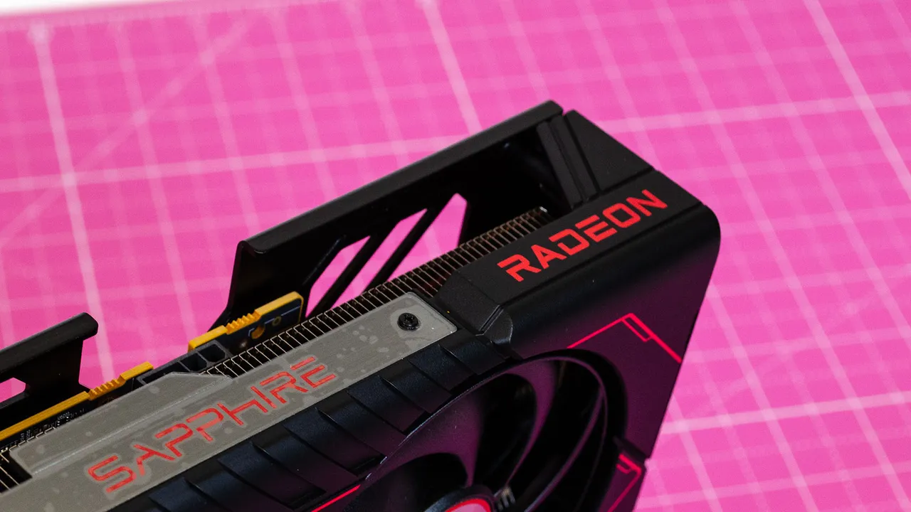 نشان تجاری در بالای کارت گرافیک AMD Radeon RX 9060 XT