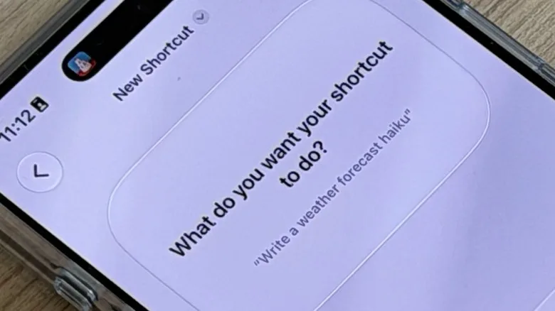 نمای نزدیک از آیفون ۱۸ پرو در حال نمایش برنامه Shortcuts