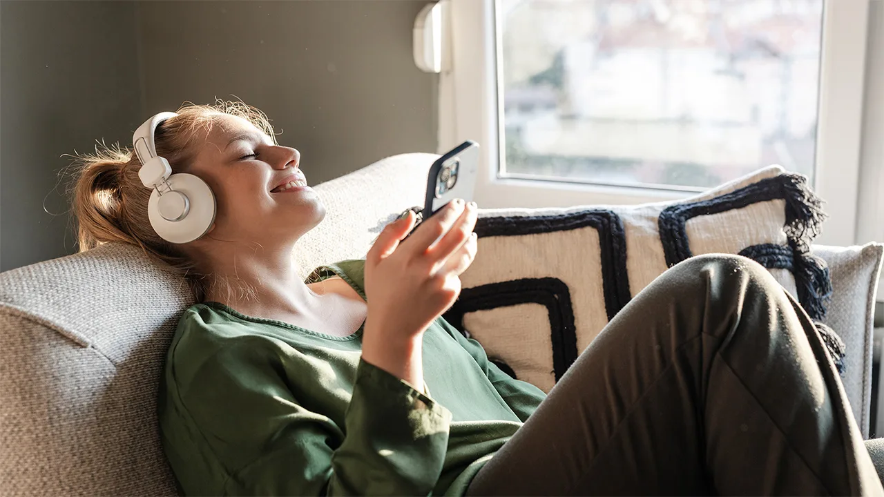 گوش دادن به کتاب صوتی با هدفون
