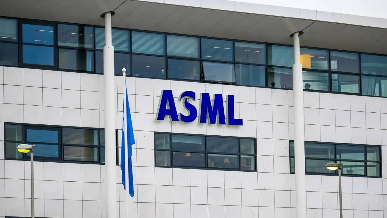 رکوردشکنی سود غول تراشهسازی ASML؛ موج هوش مصنوعی صف سفارشها را تا سال ۲۰۳۰ کشاند!