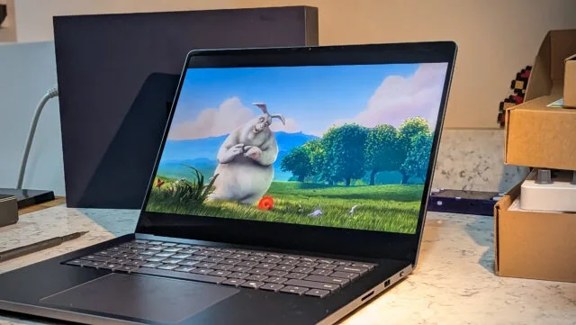 اجرای تمامصفحه انیمیشن Big Buck Bunny روی سرفیس لپتاپ اولترا