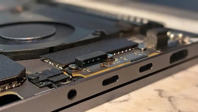نمای درگاه مغناطیسی USB-C با باز شدن قطعات داخلی لپتاپ و مشاهده جایگاه آهنرباها