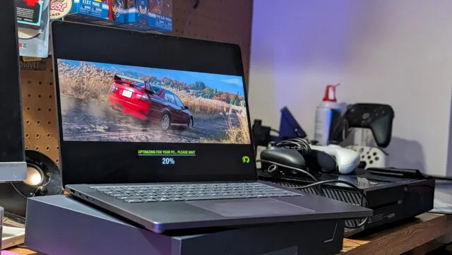 نمایشگر سرفیس اولترا صفحه بارگذاری ابزار بنچمارک بازی Forza Horizon 6 را نشان میدهد