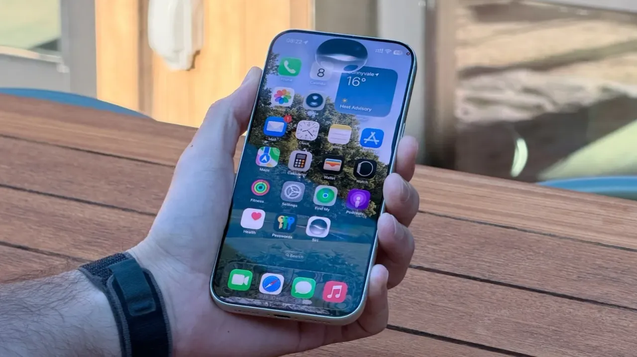 دسترسی بیسابقه Siri AI به اطلاعات شخصی؛ چگونه اختیارات دستیار هوشمند اپل را محدود کنیم؟