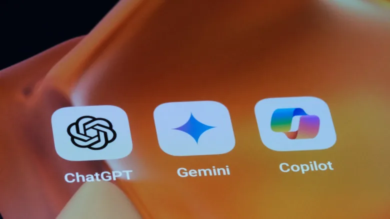 صفحهنمایش گوشی با آیکونهای ChatGPT، Gemini و Copilot