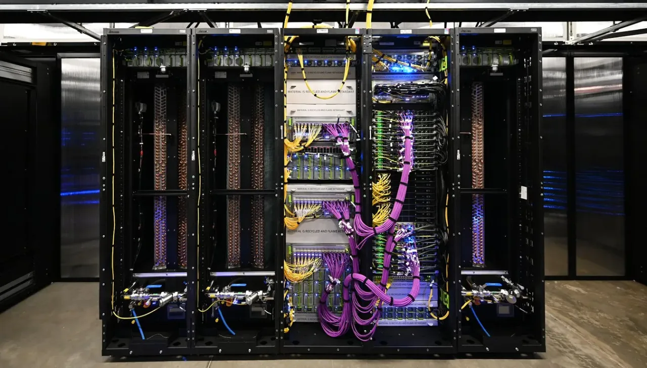 رک GB300 NVL72 با کابلکشی متراکم فیبر نوری
