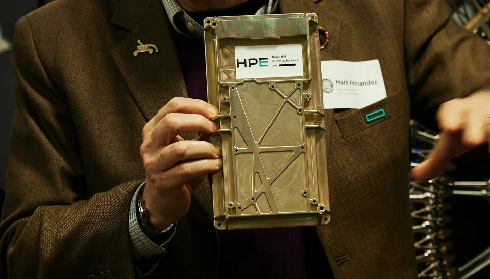 مارک فرناندز، دانشمند ارشد فناوریها و راهکارهای فضایی HPE، کامپیوتر Spaceborne Computer 4 را در دست دارد؛ سیستمی که پس از رسیدن به ماه، آزمایشهای هوش مصنوعی و HPC ماهنورد FLIP را اجرا خواهد کرد.