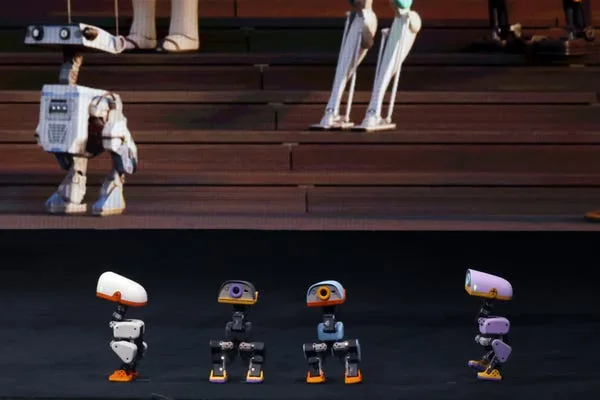 ربات‌های Microducks ساخت شرکت Pollen Robotics در جریان سخنرانی جنسن هوانگ در رویداد GTC برلین