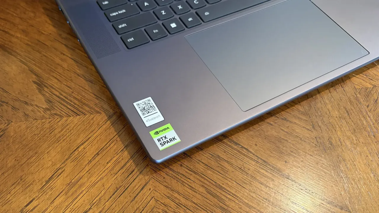 نمای نزدیک از کیبورد و تاچ‌پد لپتاپ Lenovo Pro 9n روی میز چوبی همراه با برچسب پردازنده RTX Spark انویدیا