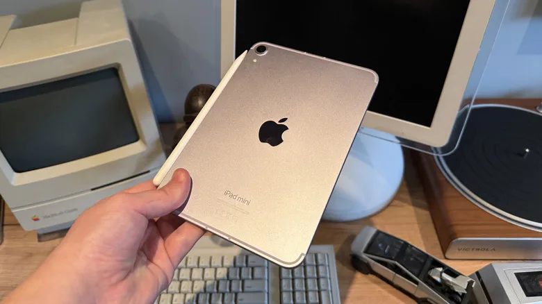 نمای پشتی آیپد مینی ۲۰۲۴ در یک دست همراه با قلم Apple Pencil Pro
