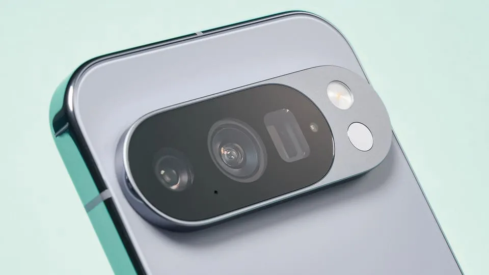نمای نزدیک از نوار دوربین در پشت گوشی Google Pixel 10 Pro با بدنه خاکستری-آبی روشن در پسزمینهای به رنگ سبز نعنایی